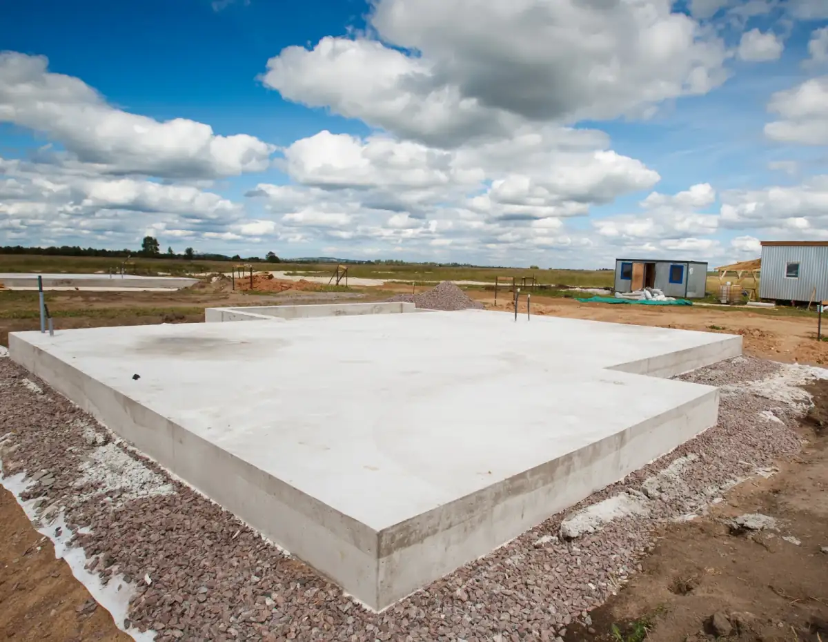 Färdig armerad betongplatta på ett byggprojekt i Sverige